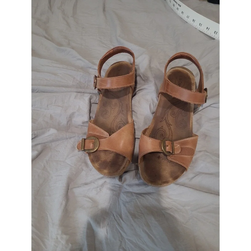 Taos Women's SZ 11  Brown Leather hook Loop Buckle Strap Sandals comfort boho